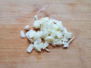 大蒜切碎。