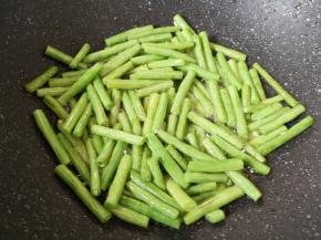 放少许盐不停的翻炒。