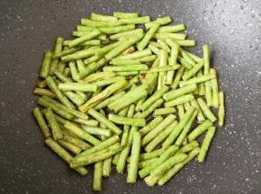 直至豇豆表面变皱，盛出备用。