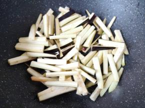 炒锅内继续倒油烧热，下入茄条。