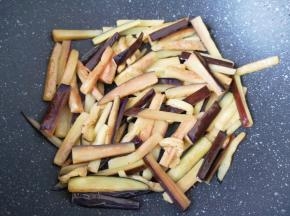 翻炒至茄条变软，盛出备用。