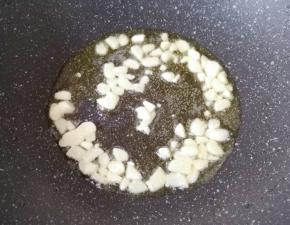 炒锅内倒适量的食用油烧热，下入大蒜炒香。
