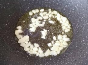 炒锅内倒适量的食用油烧热，下入大蒜炒香。