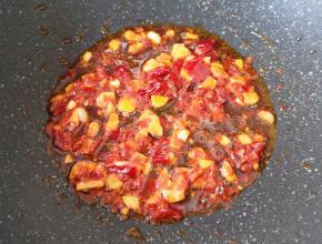 加入豆瓣酱炒出红油。