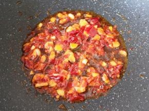 加入豆瓣酱炒出红油。
