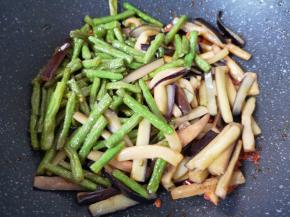 下入炒好的豇豆和茄子。