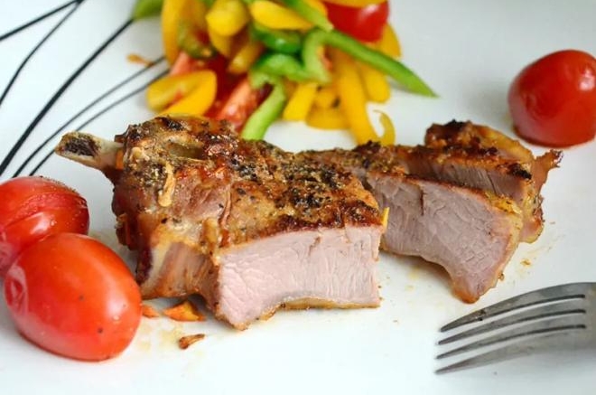 鲜嫩的法式黑椒烤羔羊排