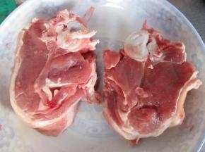 带骨的羔羊排，是经过排酸的，排酸后羊排吃起来口感会更好