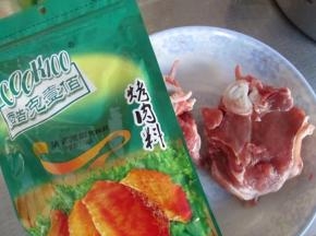 准备法式黑椒烤肉料