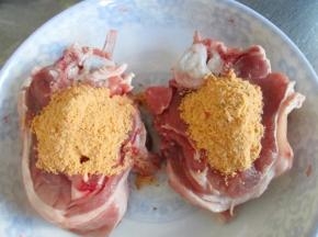 放入烤肉料，用手揉搓均匀，并多揉一会儿，以便更好的入味。然后保鲜膜覆盖，放入冰箱冷藏腌制。我是腌制了12个小时