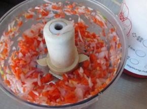 腌好 的羊排拿出来，再放入蔬菜粒拌均匀