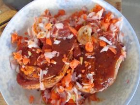 常温腌制半小时左右。这样即可以去腥，有可以让肉吸收蔬菜的水分，水分会更充足。煎的时候再把蔬菜清理掉