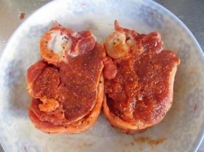 洋葱和胡萝卜放入料理机，用绞肉杯搅打成碎粒