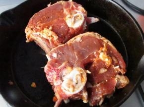 平底锅热锅，放一点点橄榄油，同时放入腌好的羊排