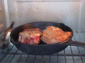 烤箱提前预热到180度，把煎好的羊排带锅一起放入烤箱，总共烤7分钟