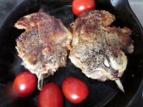 烤4分钟的时候取出来翻面，快速放入几个圣女果，继续烤3分钟