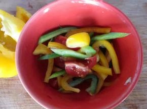 烤羊排的时候把彩椒和圣女果一起拌个沙拉