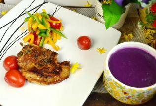 最后把烤好的羊排装盘，沙拉做装饰，搭配紫薯浓汤。尽情享用吧