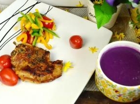 最后把烤好的羊排装盘，沙拉做装饰，搭配紫薯浓汤。尽情享用吧