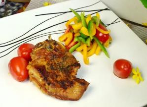 切开断面，基本是9份熟的状态。 如果是全部用煎的方法，到了这个程度肉质就会老， 但因是烤熟的，所以这个程度时肉质依然很嫩的。 对新手来说烤比煎更容易掌握些