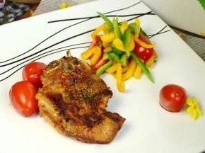 切开断面，基本是9份熟的状态。 如果是全部用煎的方法，到了这个程度肉质就会老， 但因是烤熟的，所以这个程度时肉质依然很嫩的。 对新手来说烤比煎更容易掌握些