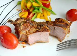 煎肉时锅的温度一定要高，肉放进去能快速锁住表面水分。烤箱要提前预热到位，否则会影响肉质的