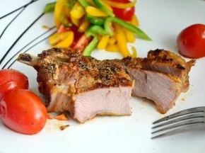 煎肉时锅的温度一定要高，肉放进去能快速锁住表面水分。烤箱要提前预热到位，否则会影响肉质的