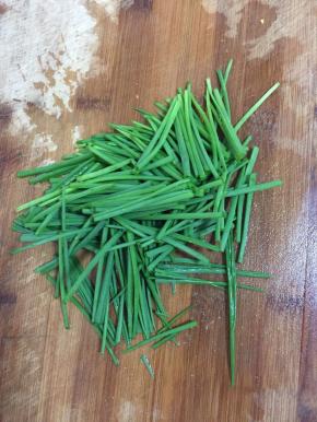 葱切成段备用！