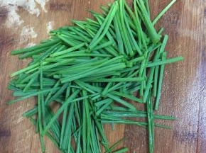 葱切成段备用！