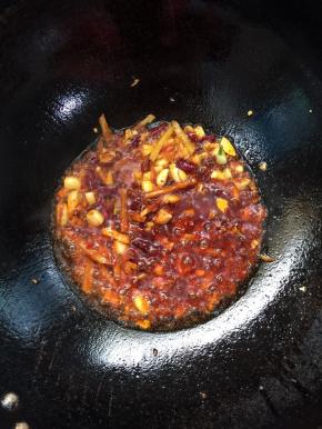 起锅烧油，放入生姜，蒜瓣，花椒，干辣椒爆香，再放入郫县豆瓣酱炒出红油！