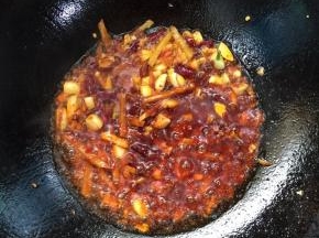起锅烧油，放入生姜，蒜瓣，花椒，干辣椒爆香，再放入郫县豆瓣酱炒出红油！