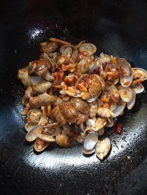 放入花甲翻炒片刻！