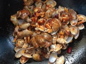 放入花甲翻炒片刻！