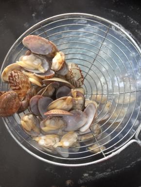 水开放入花甲焯水至花甲全部开口！