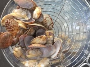 水开放入花甲焯水至花甲全部开口！