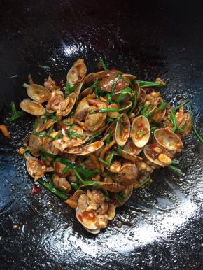 起锅前放入葱段和鸡精调味即可！