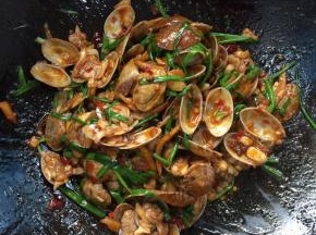 起锅前放入葱段和鸡精调味即可！