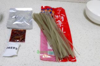 食材：红薯粉条、辣子鸡、酸辣酱、脆花生、香醋、盐，少许花生油。