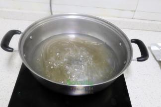 中火大约煮5分钟左右，这个时候红薯粉半透明状，基本煮熟，但是中间有少许夹心，可以熄火了。