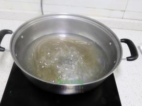 中火大约煮5分钟左右，这个时候红薯粉半透明状，基本煮熟，但是中间有少许夹心，可以熄火了。