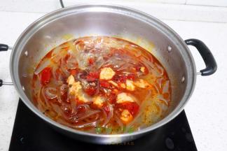 最后放入盐、辣椒鸡、香辣酱、香醋、少许油、煮沸搅拌均匀。装入碗里，撒些花生米，搅拌均匀，劲道滑爽，酸辣过瘾，很好吃。