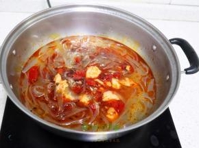 最后放入盐、辣椒鸡、香辣酱、香醋、少许油、煮沸搅拌均匀。装入碗里，撒些花生米，搅拌均匀，劲道滑爽，酸辣过瘾，很好吃。