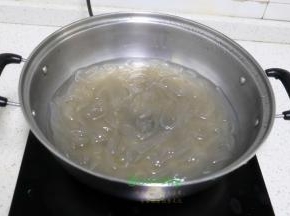 把煮锅清洗干净，倒入适量的冷水煮沸，接着把过冷水的粉条倒入锅里再次煮沸，把粉条煮熟。