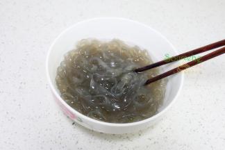 捞出的红薯粉，放入一个大盘子里，过冷水。这样做，粉条就不粘，不断裂哦。