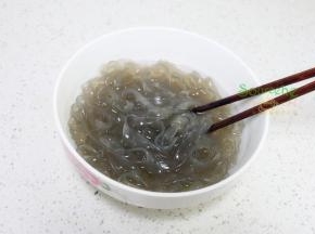 捞出的红薯粉，放入一个大盘子里，过冷水。这样做，粉条就不粘，不断裂哦。