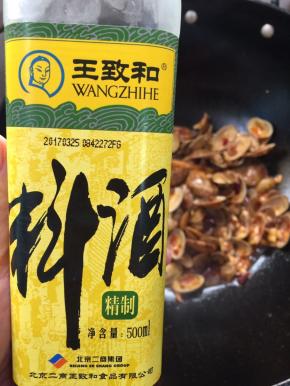 加入适量的料酒去腥！