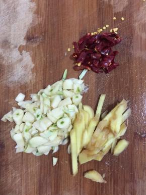 蒜瓣拍碎，生姜切成小丁，干辣椒切成段备用！