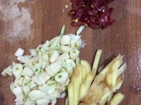 蒜瓣拍碎，生姜切成小丁，干辣椒切成段备用！