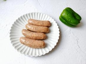 选择黑胡椒牛肉肠跟灯椒一起搭配炒着吃。