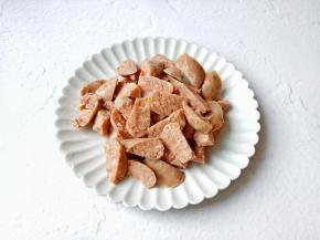 牛肉肠切成滚刀块。